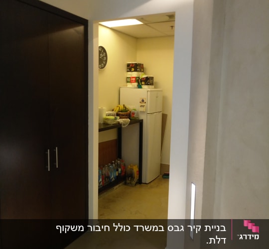 קיר גבס עם תאורה מובנית במסדרון משרדי